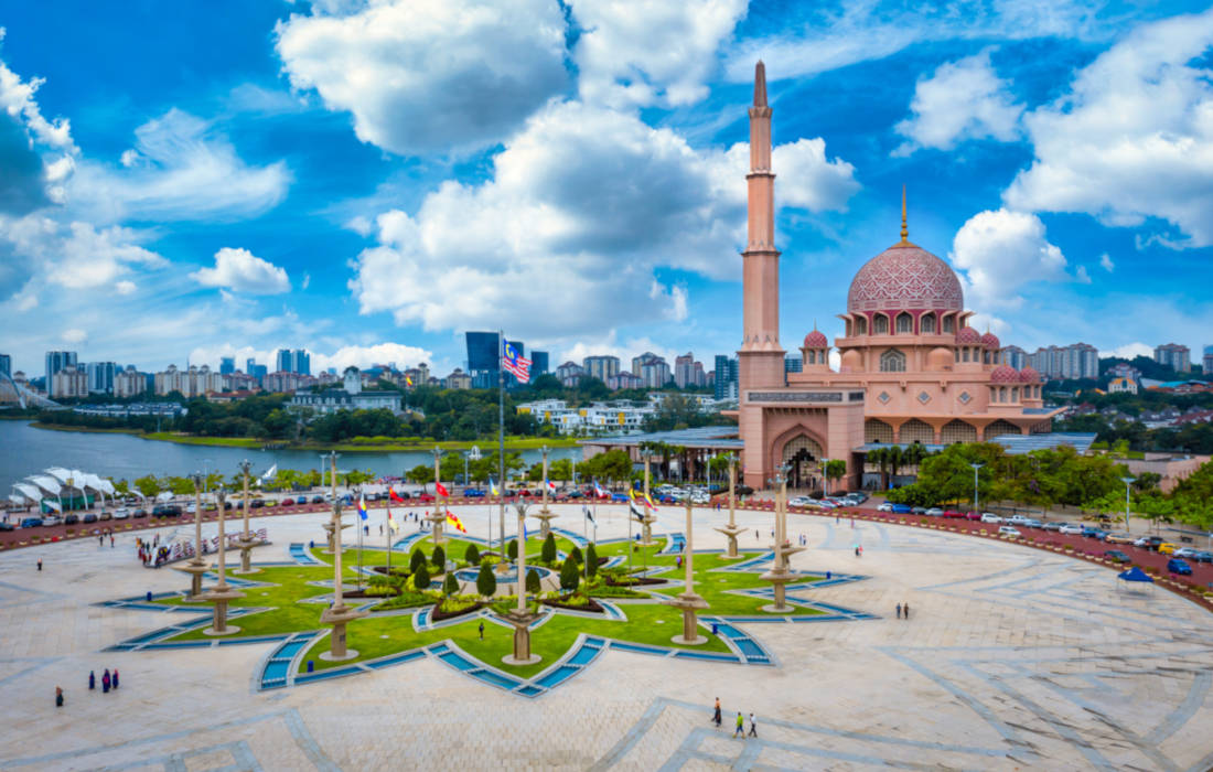 Navigating The Local Cultures in Malaysia
